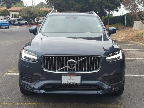 2022 Volvo XC90 T6 Momentum