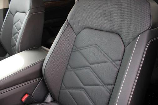 White Pearl 2026 Volkswagen Atlas 2.0T SE w/Technology 4MOTION