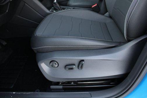 Cornflower Blue w/Deep Black Roof 2026 Volkswagen Taos SE Black
