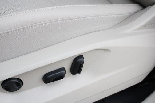 White Pearl 2026 Volkswagen Atlas 2.0T SE