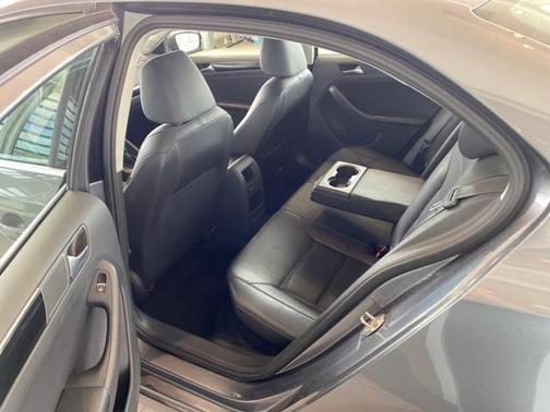 Photo 4 of 6 of 2017 Volkswagen Jetta 1.8T SEL