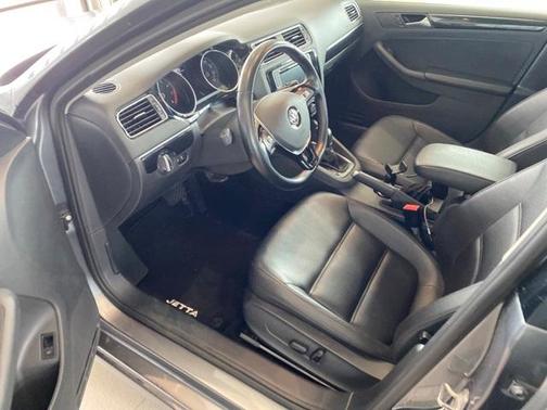 Photo 2 of 6 of 2017 Volkswagen Jetta 1.8T SEL