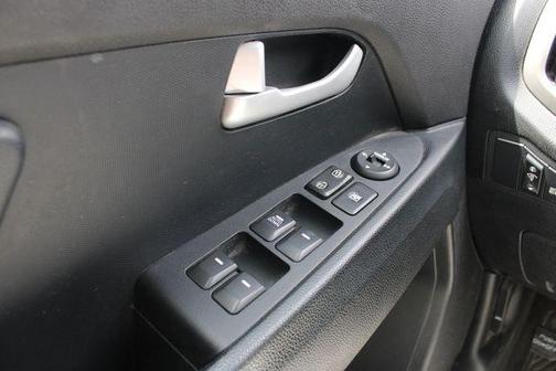 Mineral Silver 2014 Kia Sportage LX
