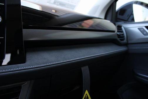2025 Volkswagen Taos 1.5T SE Black