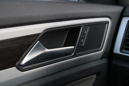 Deep Black 2023 Volkswagen Atlas 2.0T SE w/Technology 4MOTION