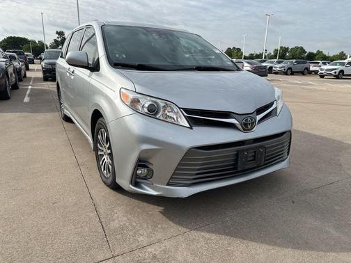Celestial Silver Metallic 2020 Toyota Sienna XLE