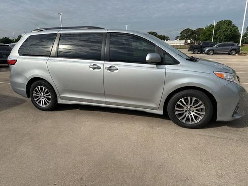 Celestial Silver Metallic 2020 Toyota Sienna XLE