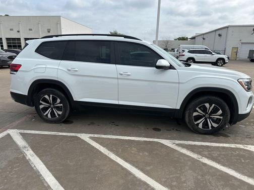 Opal White Pearl 2025 Volkswagen Atlas 2.0T SE