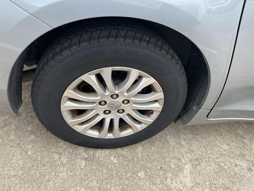 Silver Sky Metallic 2015 Toyota Sienna XLE