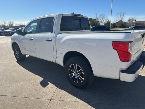 2023 Nissan Titan SV