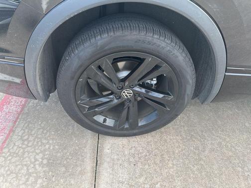 Deep Black Pearl 2024 Volkswagen Tiguan 2.0T SE R-Line Black