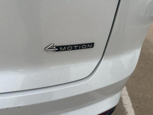 Opal White Pearl 2023 Volkswagen Atlas Cross Sport 2.0T SEL