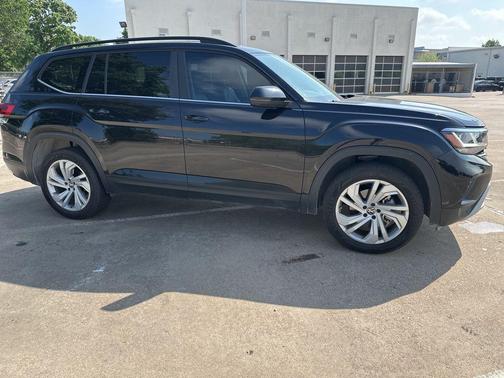 Deep Black 2023 Volkswagen Atlas 2.0T SE w/Technology