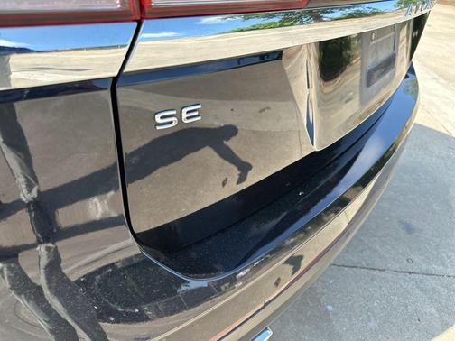 Deep Black 2023 Volkswagen Atlas 2.0T SE w/Technology