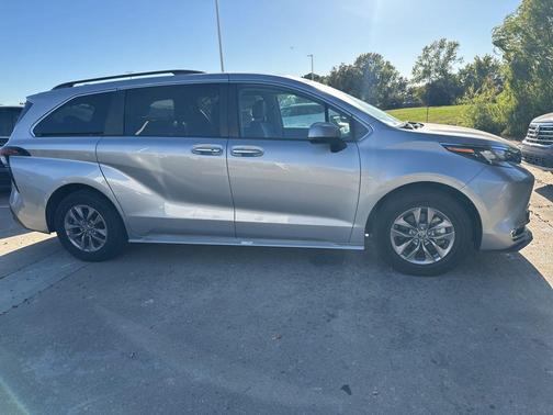 2024 Toyota Sienna XLE