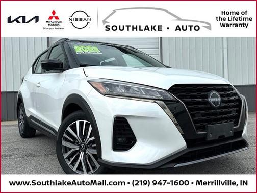 Aspen White / Super Black 2023 Nissan Kicks SR