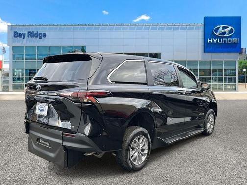 2025 Toyota Sienna LE