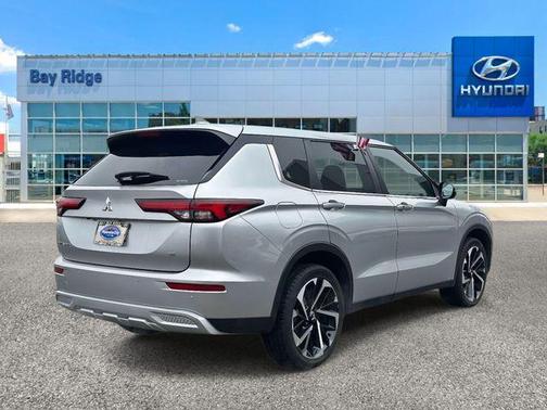Mercury Gray Metallic 2023 Mitsubishi Outlander SE S-AWC