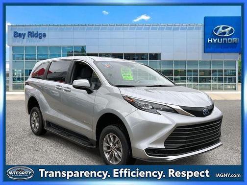 2025 Toyota Sienna LE