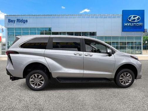 2025 Toyota Sienna LE