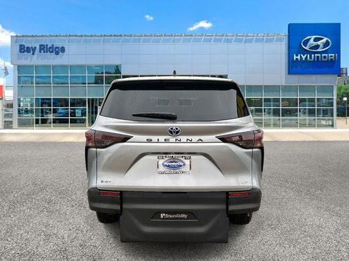 2025 Toyota Sienna LE