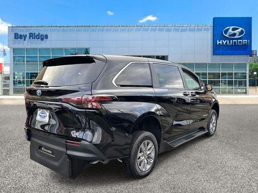 2025 Toyota Sienna LE