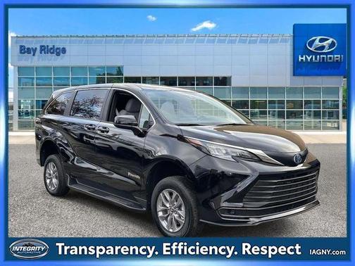 2025 Toyota Sienna LE