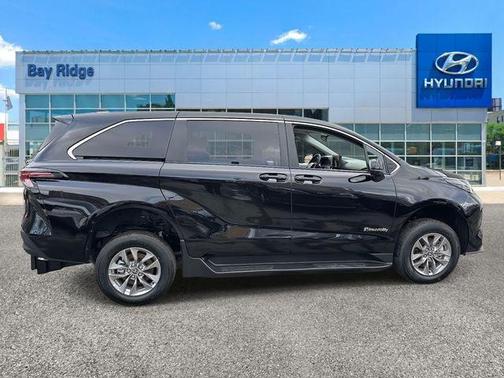 2025 Toyota Sienna LE