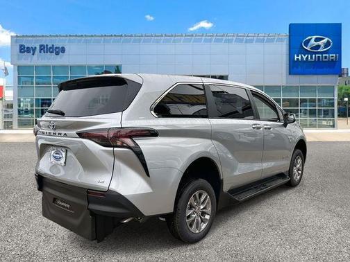 2025 Toyota Sienna LE