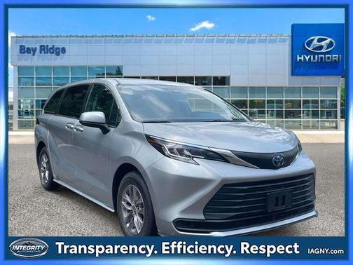 2022 Toyota Sienna LE