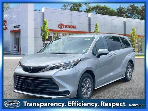 2022 Toyota Sienna LE