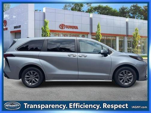 2022 Toyota Sienna LE