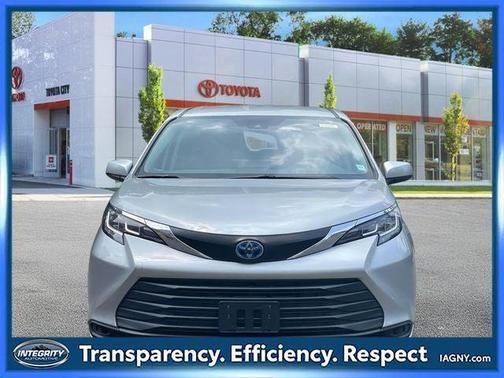2022 Toyota Sienna LE