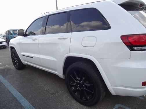 2022 Jeep Grand Cherokee LAREDO