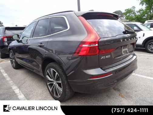 Platinum Gray Metallic 2022 Volvo XC60 B5 MOMENTUM