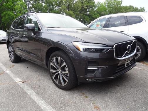 Platinum Gray Metallic 2022 Volvo XC60 B5 MOMENTUM