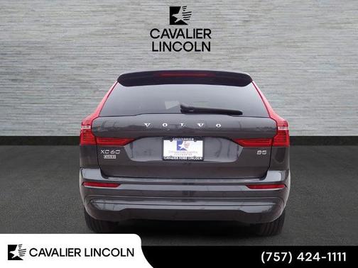 Platinum Gray Metallic 2022 Volvo XC60 B5 MOMENTUM