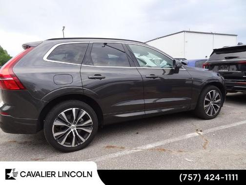 Platinum Gray Metallic 2022 Volvo XC60 B5 MOMENTUM