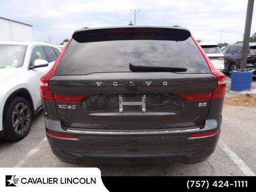 Platinum Gray Metallic 2022 Volvo XC60 B5 MOMENTUM
