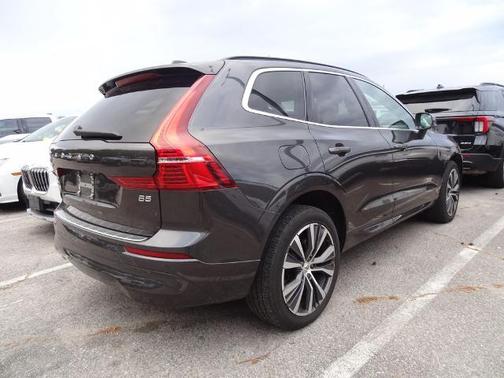 Platinum Gray Metallic 2022 Volvo XC60 B5 MOMENTUM