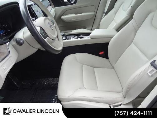 Platinum Gray Metallic 2022 Volvo XC60 B5 MOMENTUM
