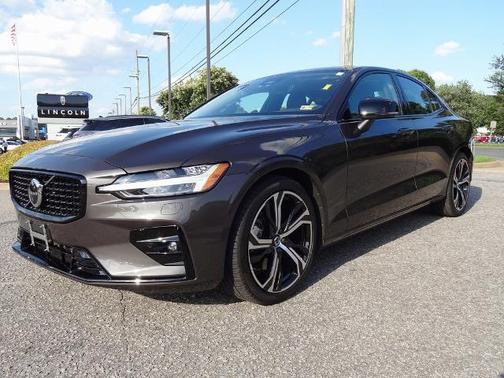 2023 Volvo S60 B5 PLUS DARK THEME