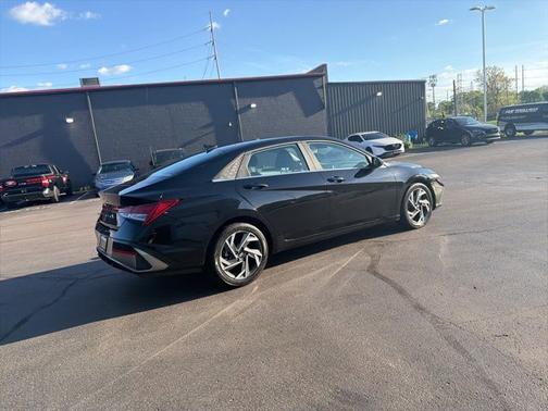 Abyss Black 2025 Hyundai ELANTRA SEL Convenience