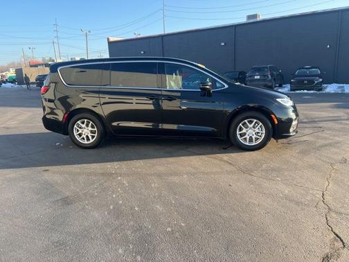 Diamond Black 2026 Chrysler Pacifica Select