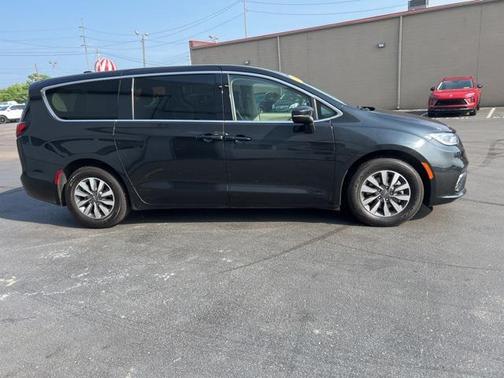 2024 Chrysler Pacifica Hybrid Select