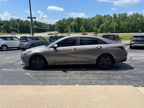 2022 Hyundai ELANTRA SEL