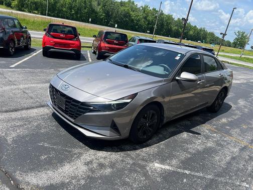 2022 Hyundai ELANTRA SEL
