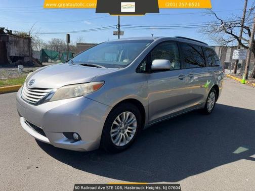 Silver 2014 Toyota Sienna XLE