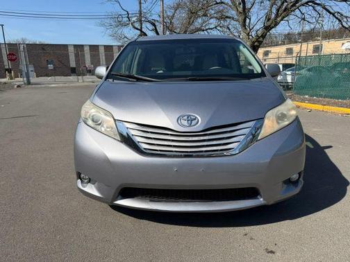 Silver 2014 Toyota Sienna XLE