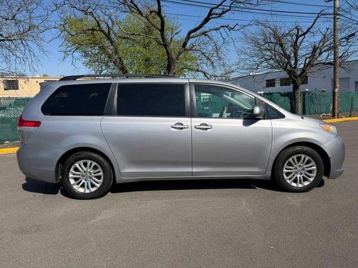 Silver 2014 Toyota Sienna XLE